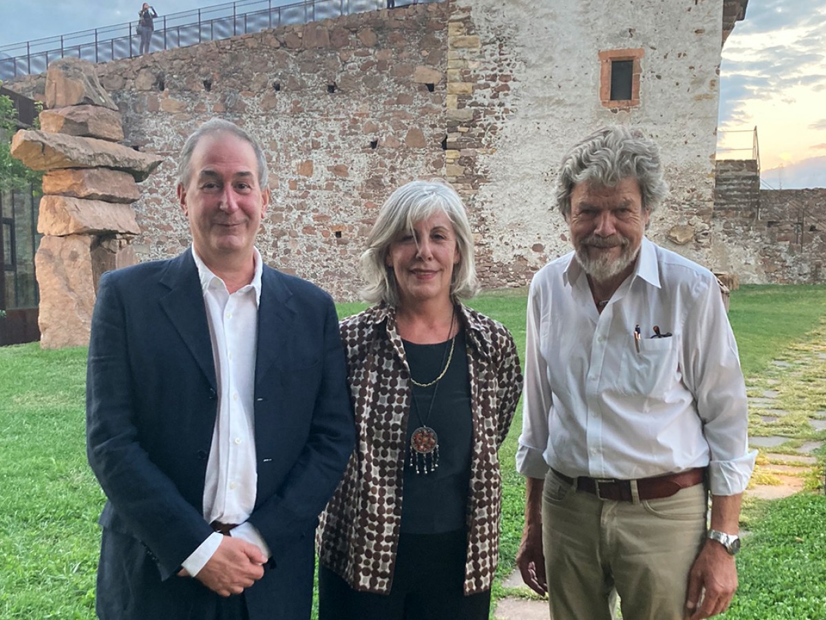Paolo Caneppele, Alessandra Thiele und Reinhold Messner vor Schloss Firmian zur Präsentation von Mit dem Motorrad über die Wolken