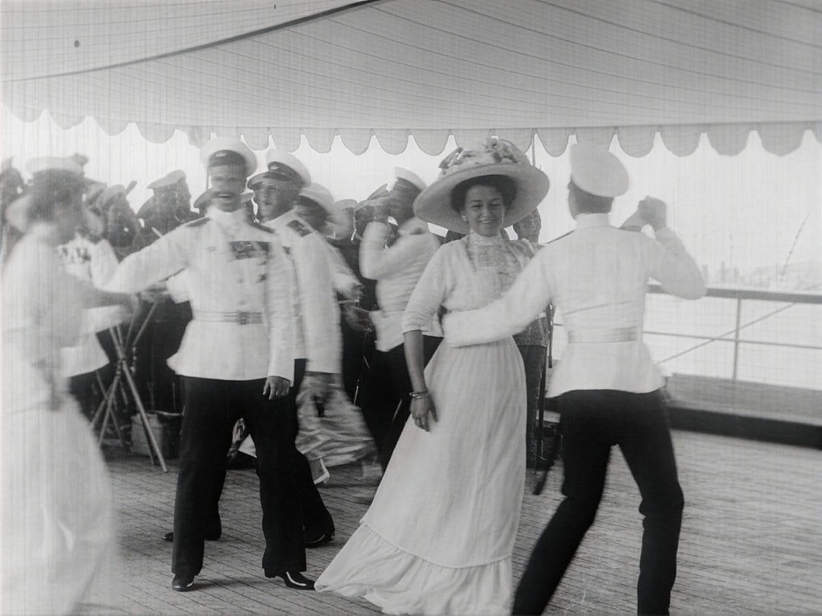 Padenie dinastii Romanovykh (The Fall of the Romanov Dynasty), 1927, Esfir Shub Padenie dinastii Romanovykh (The Fall of the Romanov Dynasty), 1927, Esfir Shub
