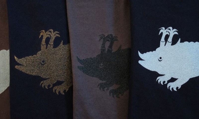 Langarmshirts schwarz und anthrazit mit Filmmuseums-Logo in unterschiedlichen Farben