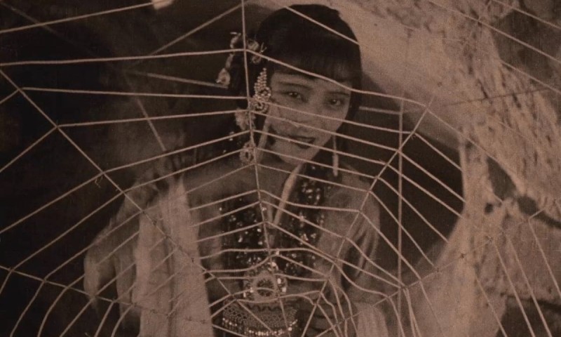 Pan si dong (The Cave of the Silken Web), 1927, Dan Duyu (Foto: China Film Archive) Pan si dong (The Cave of the Silken Web), 1927, Dan Duyu (Foto: China Film Archive)