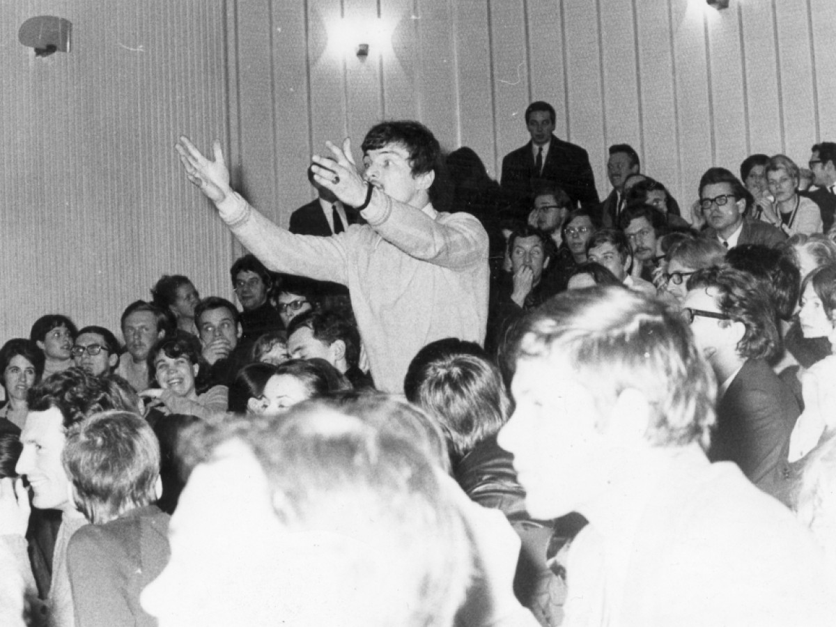 Gruppe von Besetzern im Kinosaal des Filmmuseums am 14. Jänner 1969 (C) Gertraude Wolfschwenger (Leihgabe für die Ausstellung "Kino Welt Wien" im Metro Kinokulturhaus)