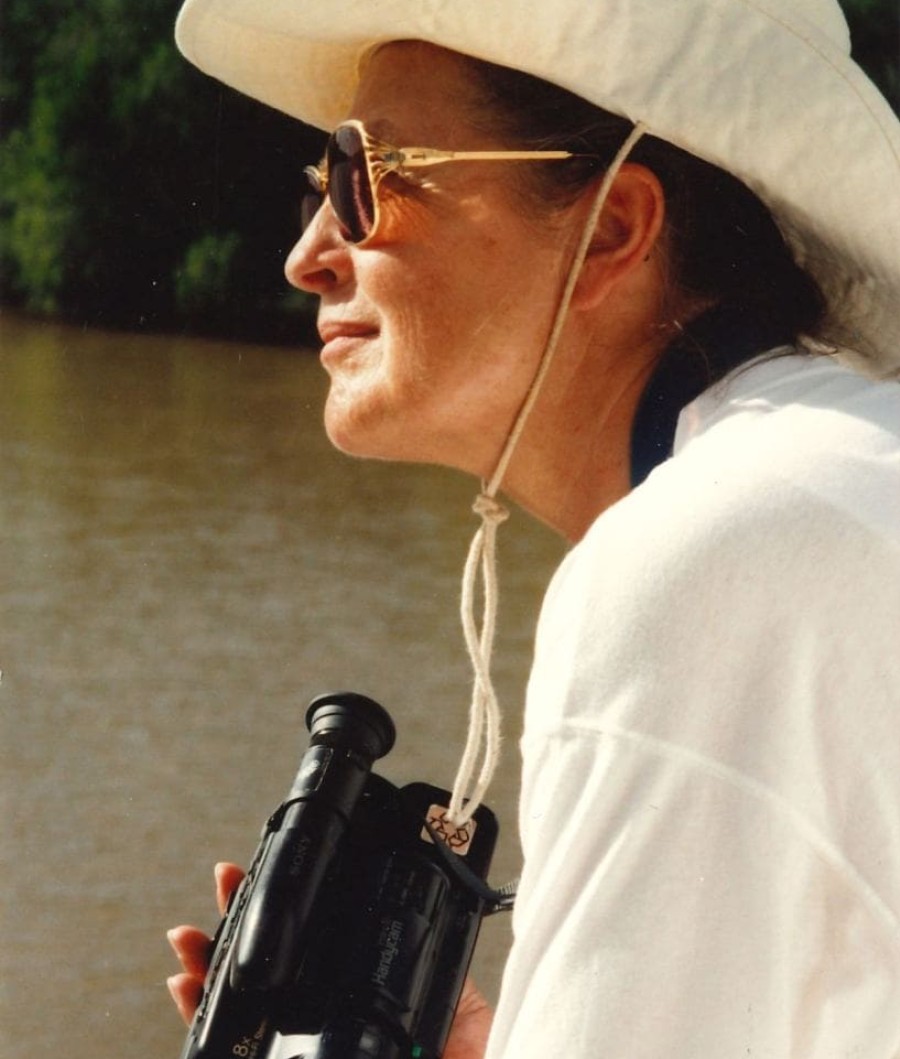 Margret Veit mit Camcorder, undatiert, Sammlung Margret Veit, Österreichisches Filmmuseum