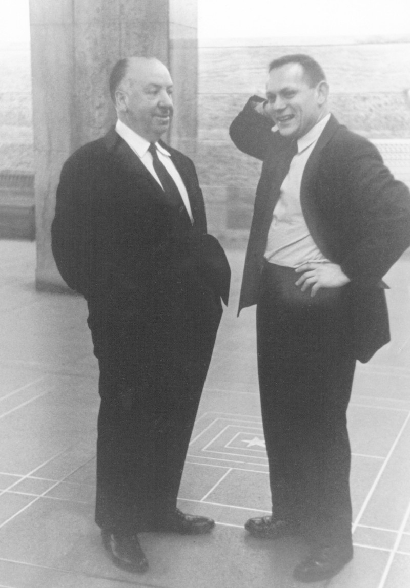 Alfred Hitchcock und Amos Vogel im Cinema 16, März 1956 © The Estate of Amos Vogel