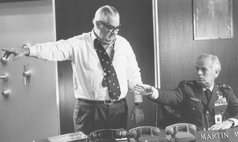 Robert Aldrich und Richard Widmark am Set von Twilight's Last Gleaming (1977) (Foto: Filmarchiv Austria) Robert Aldrich und Richard Widmark am Set von Twilight's Last Gleaming (1977) (Foto: Filmarchiv Austria)