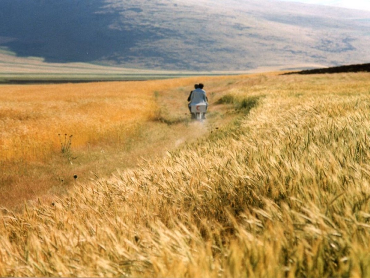 Bad ma ra khahad bord (Der Wind wird uns tragen), 1999, Abbas Kiarostami