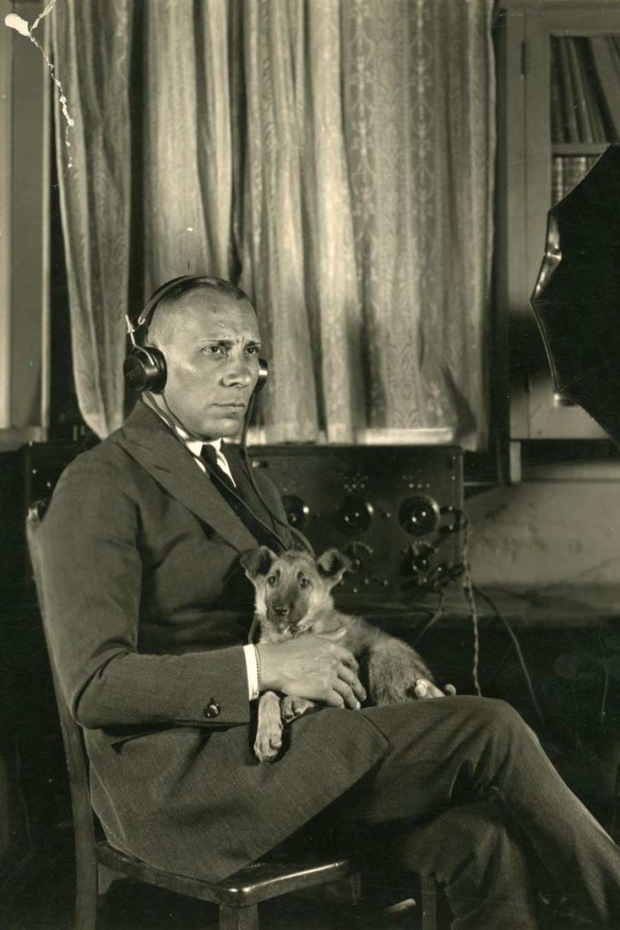 Vor seiner privaten Radioanlage in Universal City, ca. 1923