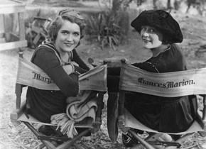 Mary Pickford und Frances Marion am Set von 