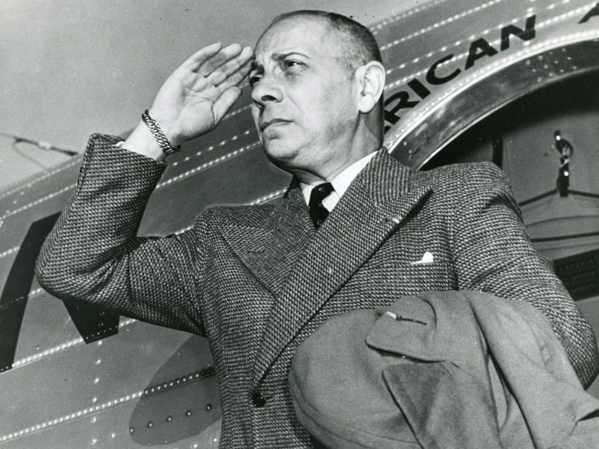 Ein Salut beim Verlassen einer American Airlines Maschine, 1950er Jahre