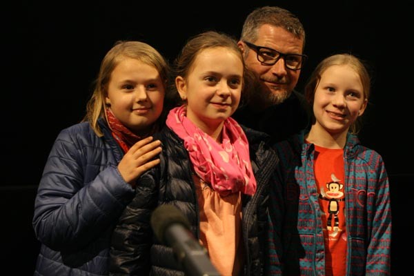 Andreas Prochaska mit Schülerinnen nach dem Film-Talk © ÖFM/Sabine Maierhofer 