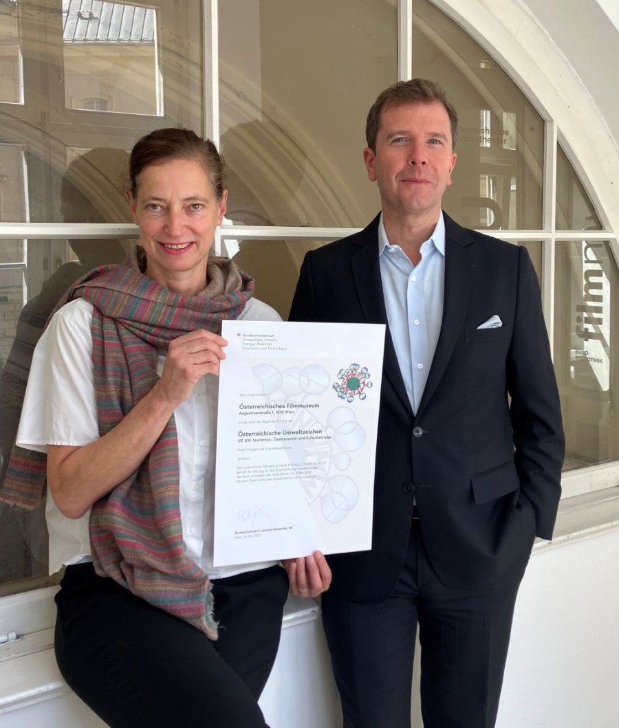 Sabine Maierhofer und Michael Loebenstein mit der Urkunde zur Verleihung des Österreichischen Umweltzeichens (Foto: ÖFM © Eszter Kondor)