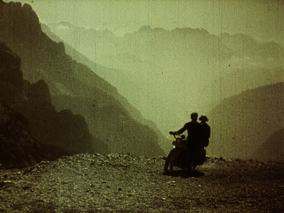 Mit dem Motorrad über die Wolken, 1926, Lothar Rübelt (Farbgebung der Kinokopie)