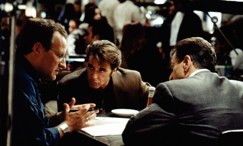 Michael Mann, Al Pacino, Robert De Niro am Set von Heat (1995) Michael Mann, Al Pacino, Robert De Niro am Set von Heat (1995)