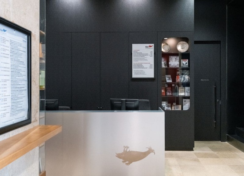 Foyer und Kassabereich des Filmmuseums mit Zugang zur Filmbar (Foto: ÖFM © Eszter Kondor) Foyer und Kassabereich des Filmmuseums mit Zugang zur Filmbar (Foto: ÖFM © Eszter Kondor)
