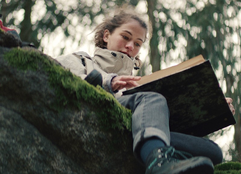 Schweigend steht der Wald, 2022, Saralisa Volm