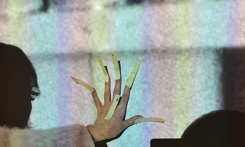 Studierende in der LV "DA SCHAU HER! Alltagsbeobachtungen mit Amateurfilm", TFM, WiSe 2025/26 © Hanna Schimek