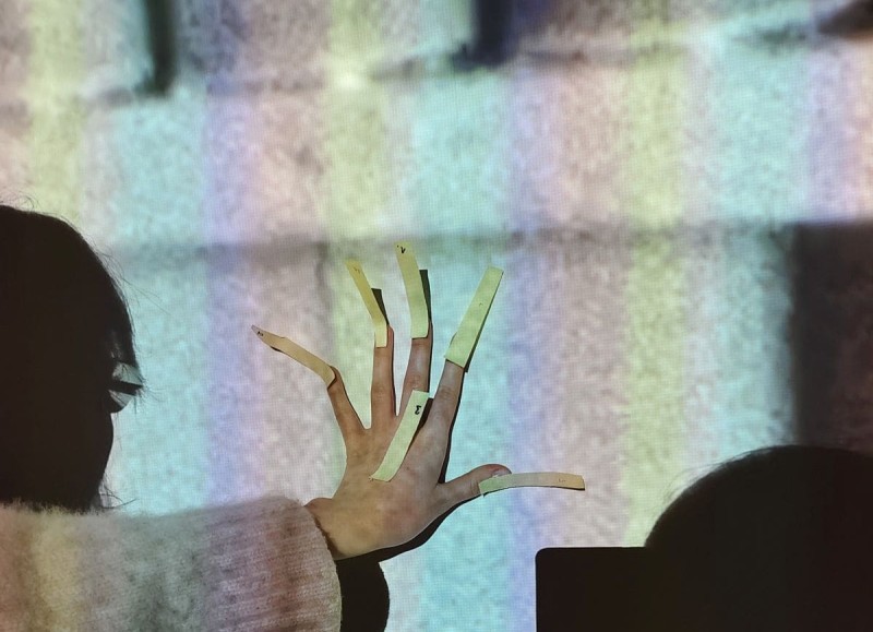 Studierende in der LV "DA SCHAU HER! Alltagsbeobachtungen mit Amateurfilm", TFM, WiSe 2025/26 © Hanna Schimek