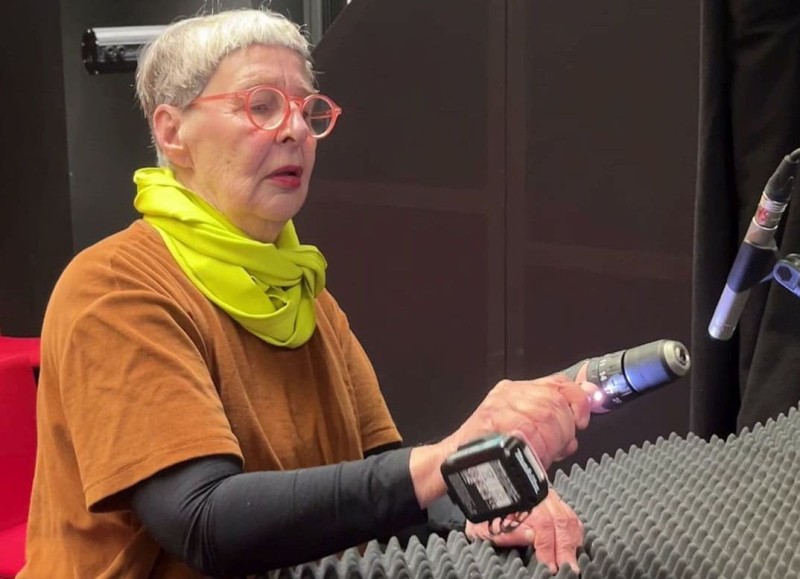 Hanna Schimek in der LV "DA SCHAU HER! Alltagsbeobachtungen mit Amateurfilm", TFM, WiSe 2025/26 (Foto: ÖFM © Katharina Müller)